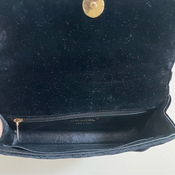 SOLD ⭐️ Stunning Velvet Chanel Handbag - Picture 6 of 9